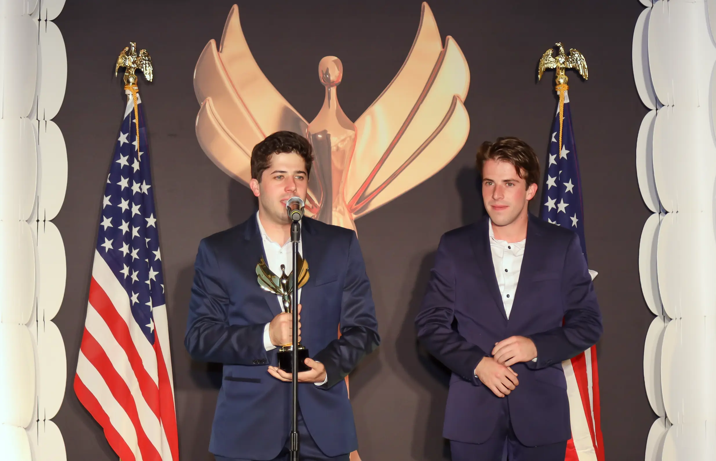Equipo Parlamento.ai con el trofeo