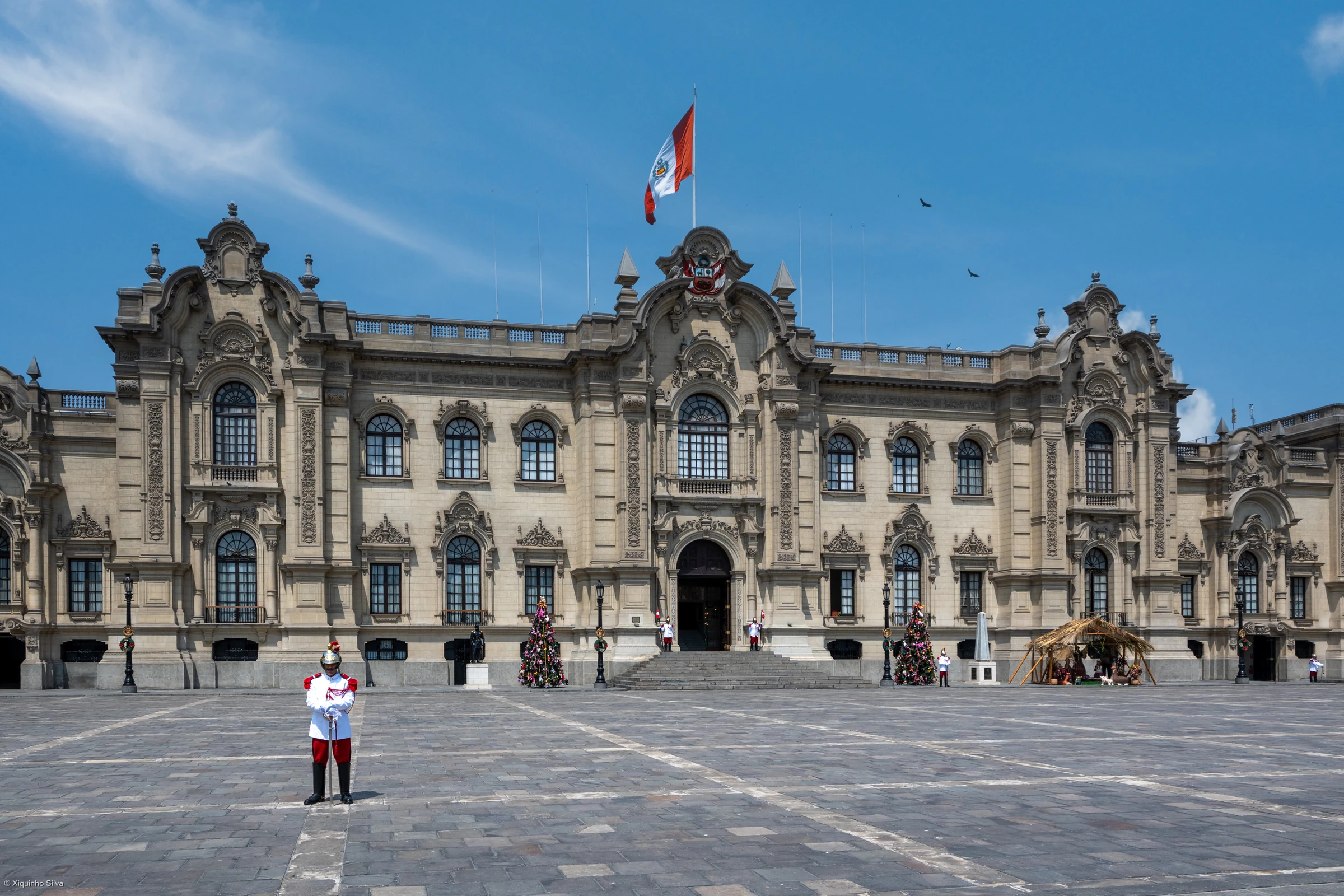 Fachada del Palacio de Gobierno del Perú en Lima, con la bandera peruana sobre la entrada principal